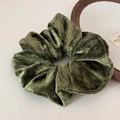 Primer plano de un coletero grande de terciopelo verde oliva con textura suave y brillo - Verde