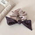 Detailaufnahme von Haargummi mit Schleife in Rosa und braunem Polka-Dot-Muster - Beige Dunkelkaffee Punkte