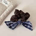 Detailansicht der marineblauen Karo-Schleife und des dunkelbraunen Stoff-Scrunchie - Dunkelkaffee Blau Kariert