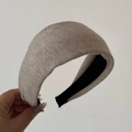 Detalle de diadema de punto beige que muestra la textura gruesa y el forro negro antideslizante - Diadema de lana / Beige