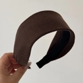 Detalle de una diadema gruesa de tela marrón con textura de punto y forro interior negro - Diadema de lana / Marrón