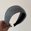 Detalle de la diadema de tela gris oscuro con textura de punto y forro interior negro - Diadema de lana / Gris