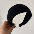 Primer plano de la diadema de punto negro acolchada con forro grueso y textura de tela suave - Diadema de lana / Negro