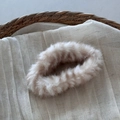 Dettaglio della pinza per capelli in finta pelliccia con texture a righe beige e marroni - Strisce di Tigre Beige