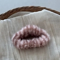 Dettaglio della consistenza della pinza per capelli in ecopelliccia rosa antico - Strisce di Tigre Rosa