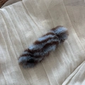 Detalle de una pinza de pelo de felpa con rayas marrones y azules sobre lino - Pinza de Pico de Pato con Rayas de Tigre-Azul