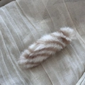 Detalle de la pinza para el pelo de felpa con rayas suaves en color marrón y crema - Pinza de Pico de Pato con Rayas de Tigre-Beige