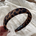 Detailaufnahme des handgefertigten Leoparden-Samt-Stirnbands mit hohem Schwammfutter - Samt Kaffee Leoparden Hoop - 3CM Medium