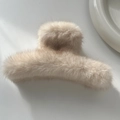 Detail einer Plüsch Haarklammer in Beige, weiche Textur für Winter Frisuren Zubehör - Fuzzy Bar Kralle-Cremeweiß