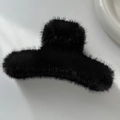 Große schwarze Plüsch-Haarklammer mit weicher Kunstfell-Textur im Detail gezeigt - Fuzzy Bar Kralle-Schwarz