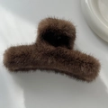 Nahaufnahme einer großen dunkelbraunen Plüsch-Haarklammer mit weicher Kunstfell-Textur - Fuzzy Bar Kralle-Tiefbraun