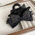 Dettaglio del fermaglio per capelli a fiocco in raso nero con strass luccicanti - Pinza 13cm