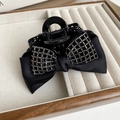 Dettaglio di elegante pinza per capelli con fiocco in raso nero e strass d'argento - Pinza 11cm