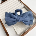 Dettaglio molletta per capelli a fiocco in denim blu con logo oro su vassoio bianco - Pinza 13cm / Denim Blu Chiaro