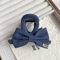Dettaglio del fermaglio per capelli a fiocco in denim blu con etichetta dorata - Molletta da 8cm / Denim Blu Scuro