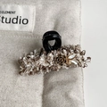 Detail van de tweed haarklem met vintage metalen bloem en fonkelende strass-stenen - Beige Haarklem