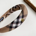Détail d'un serre-tête à carreaux kaki avec rembourrage éponge et bouton doré - Serre-tête Plaid Marron