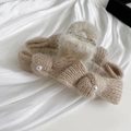 Dettaglio del mollettone beige in maglia con fiocchi, perle e bordo in morbido peluche - Marrone