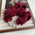 Elegante elastico in velluto bordeaux con perle bianche per un'acconciatura vintage - Velluto Rosso