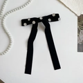 Detalle de lazo para el pelo en terciopelo negro con flores de cristal y cintas largas - Negro