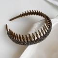 Detailopname van bruine fluwelen haarband met fonkelende strass-steentjes en antislip tanden - Bruin