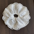 Detalle del coletero de encaje blanco con bordado floral y bordes festoneados calados - Blanco