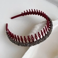 Detail van wijnrode fluwelen hoofdband met fonkelende kristallen en geïntegreerde kamtanden - Rood