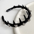 Dettaglio dell'etichetta HAND MADE e dei cristalli sul cerchietto in velluto nero punk - Nero