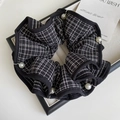 Dettaglio dell'elastico scrunchie a scacchi bianchi e neri con eleganti perle bianche - Nero