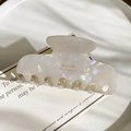 Dettaglio molletta per capelli in acetato crema con scritta dorata Barrette La France - Bianco Sirena