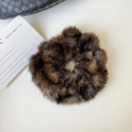 Nahaufnahme von Leoparden-Plüsch-Haargummi mit flauschiger Kunstpelz-Textur auf einer Tasche - Dunkelbraun