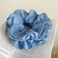 Elastico per capelli a righe blu e bianche con elegante trama plissettata - Blu