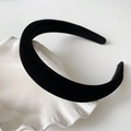 Detailed view of the black velvet sponge headband on an artistic white wave tray decor - Black 2cm