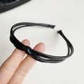 Dettaglio del cerchietto in pelle nera a doppio filo con nodo centrale raffinato - Nero