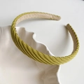Gros plan d'un serre-tête tricoté vert herbe avec texture sergé et doublure en velours - Jaune-vert