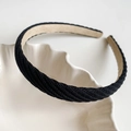 Dettaglio del cerchietto nero intrecciato con fodera antiscivolo in velluto beige e texture - Nero