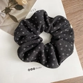 Vista de detalle de coletero floral negro con dije de metal y etiqueta bordada - Gris