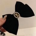 Dettaglio di fiocco in velluto nero vintage con ritratto cammeo e perle bianche - Fiocco Vintage (Cammeo)