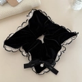 Dettaglio scrunchie in velluto e pizzo con fiocco Lucky e ciondolo in perla sintetica - Fiocco Nero
