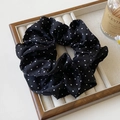 Dettaglio di un grande elastico nero a pois in morbido chiffon in un vassoio di legno - Nero Pois Bianchi / Nero