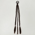 Detalle de extensiones de trenzas de 45 cm en marrón oscuro con goma elástica negra - Marrón