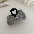 Dettaglio di pinza per capelli in maglia grigia con perle eleganti e strass brillanti - Farfalla con Perle