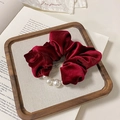 Dettaglio di un elastico in velluto bordeaux con eleganti decorazioni in perle bianche - Stile Perla