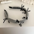 Dettaglio di fascia per capelli in maglia grigia con fiocchi di velluto e perle - Stile Fascia