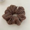 Detalle de un coletero grande de mohair marrón oscuro con textura de felpa suave de invierno - Coletero marrón