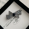 Detalle del pasador de pelo con lazo de diamantes de imitación oscuros y cinta negra retro - Pinzas de pelo pico de pato / Diamantes de Imitación Negros