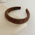 Detalle de diadema de punto marrón oscuro con etiqueta hecha a mano y textura suave - Diadema Ancha Café