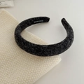 Detalle de diadema de lana gris oscuro con textura gruesa y etiqueta hecha a mano - Diadema Gris Oscuro