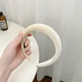 Dettaglio di un cerchietto in velluto crema con fodera antiscivolo e spugna spessa - Bianco