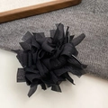 Dettaglio del fermaglio per capelli a fiore nero in tulle scintillante e chiffon a pieghe - Nero